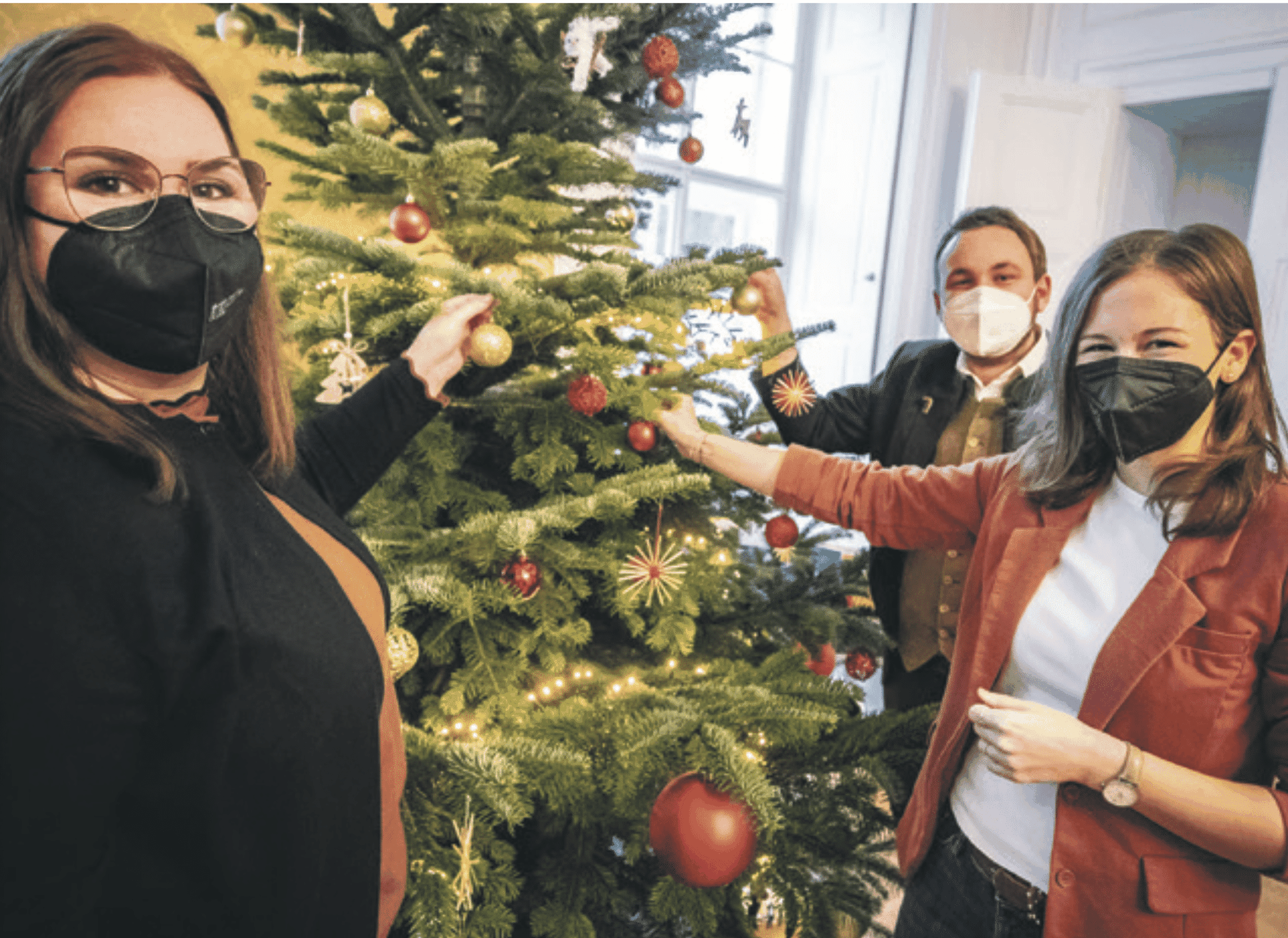 Christbaum von den Jungbauern für Claudia Plakolm (r.) Foto: BLA/Arno Melicharek