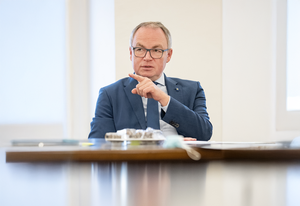 Stephan Pernkopf in einer Gesprächssituation