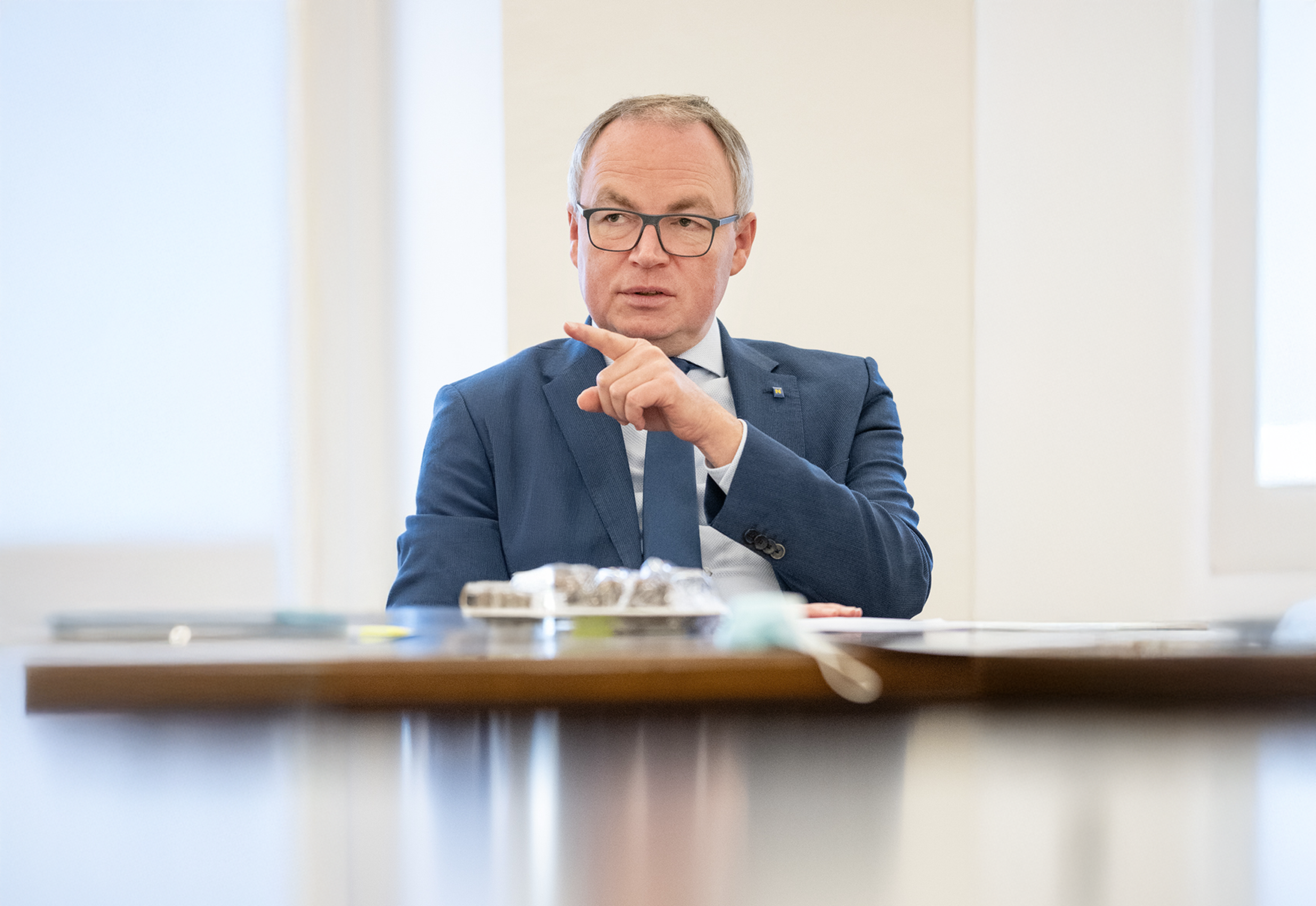 Stephan Pernkopf in einer Gesprächssituation