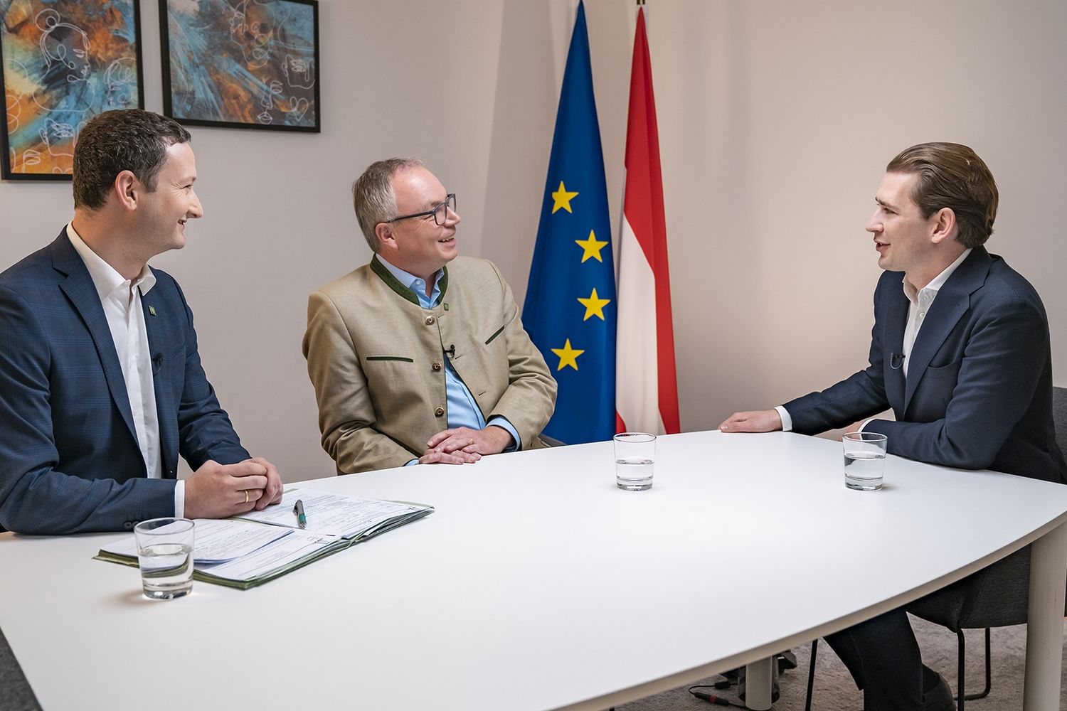 Infos aus erster Hand gibt es auch heuer im bewährten Format „Chefsache“, zu sehen auf der Homepage des NÖ Bauernbundes. ÖVP-Parteiobmann und neuerdings Klubchef im Parlament, Sebastian Kurz, legt dabei einmal mehr ein klares Bekenntnis zu den „familiengeführten bäuerlichen Betrieben“ ab.