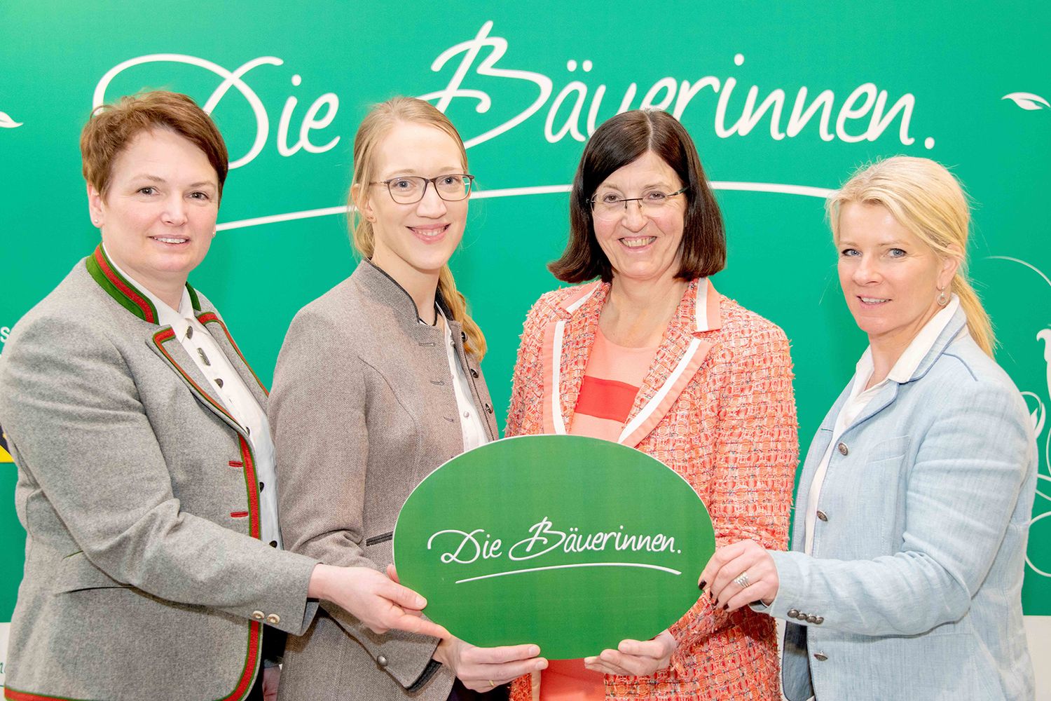 Elfriede Schaffer legt die Geschäftsführung der Bäuerinnen NÖ in jüngere Hände. Am Bild: LK NÖ-Vizepräsidentin Andrea Wagner, Geschäftsführerin Roswitha Zach, scheidende Geschäftsführerin Elfriede Schaffer, Landes- und Bundesbäuerin Irene Neumann-Hartberger