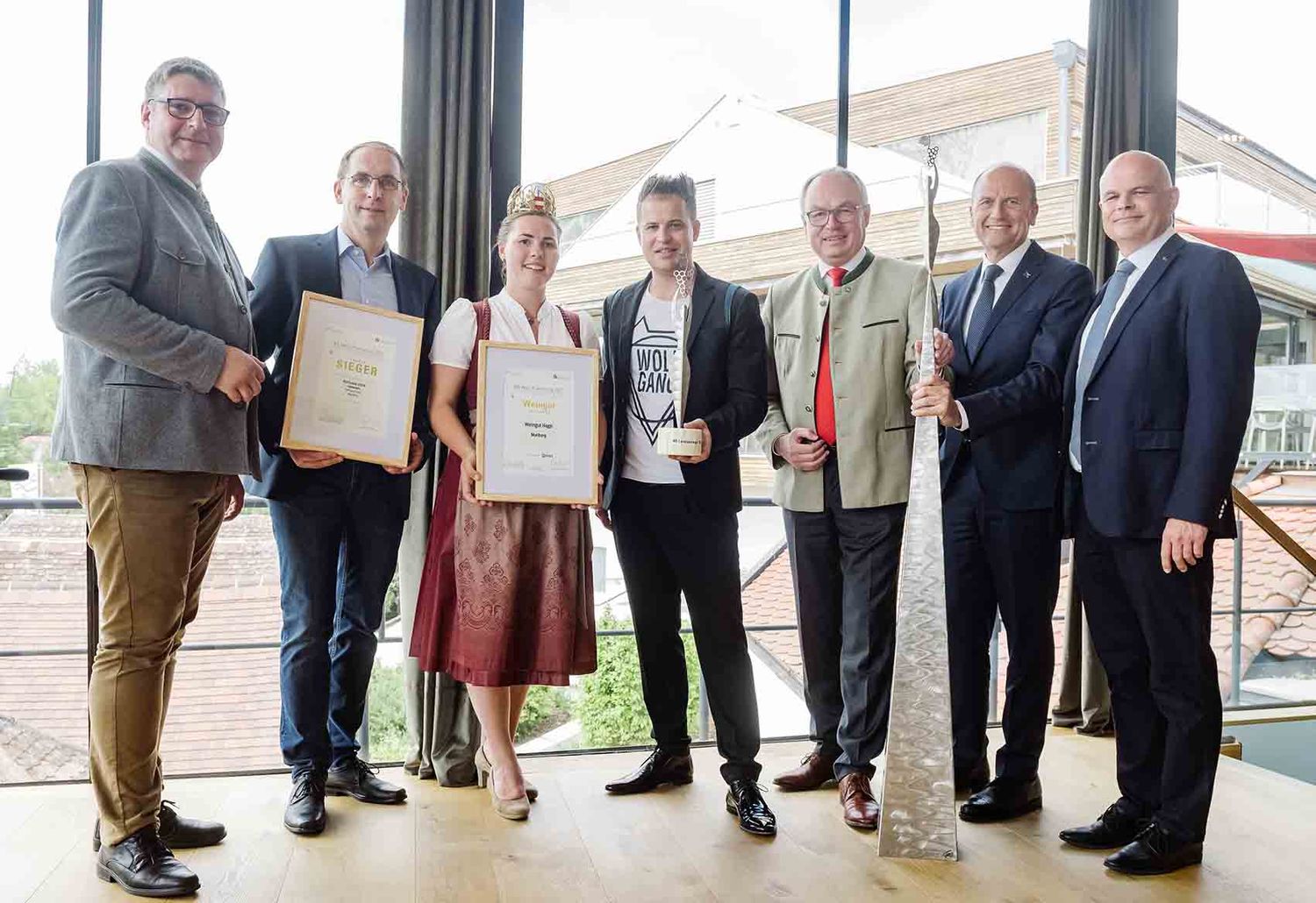 NÖ Weinbaupräsident Reinhard Zöchmann, Winzer Leo Hagn jun., Weinkönigin Diana I., Winzer Wolfgang Hagn jun., LH-Stellvertreter Stephan Pernkopf, NV-Vorstandsdirektor Bernhard Lackner und RWA-Abteilungsleiter Franz Zöch (v. l.)