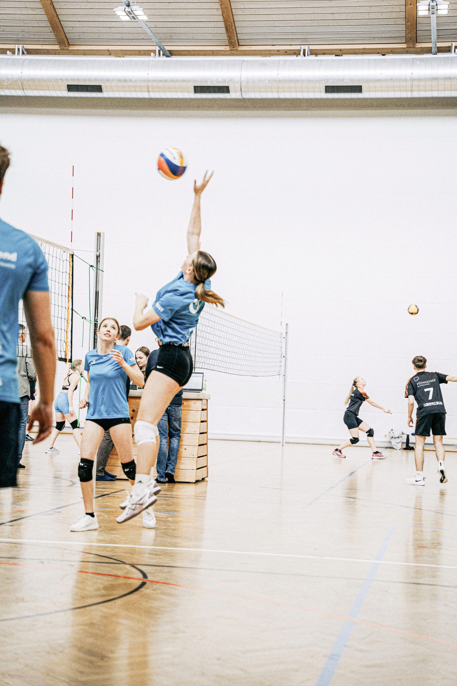 Das Hallenvolleyball begeisterte Teilnehmer und Zuschauer.