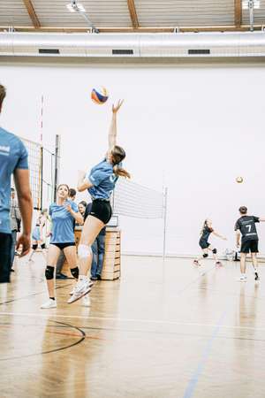 Das Hallenvolleyball begeisterte Teilnehmer und Zuschauer.