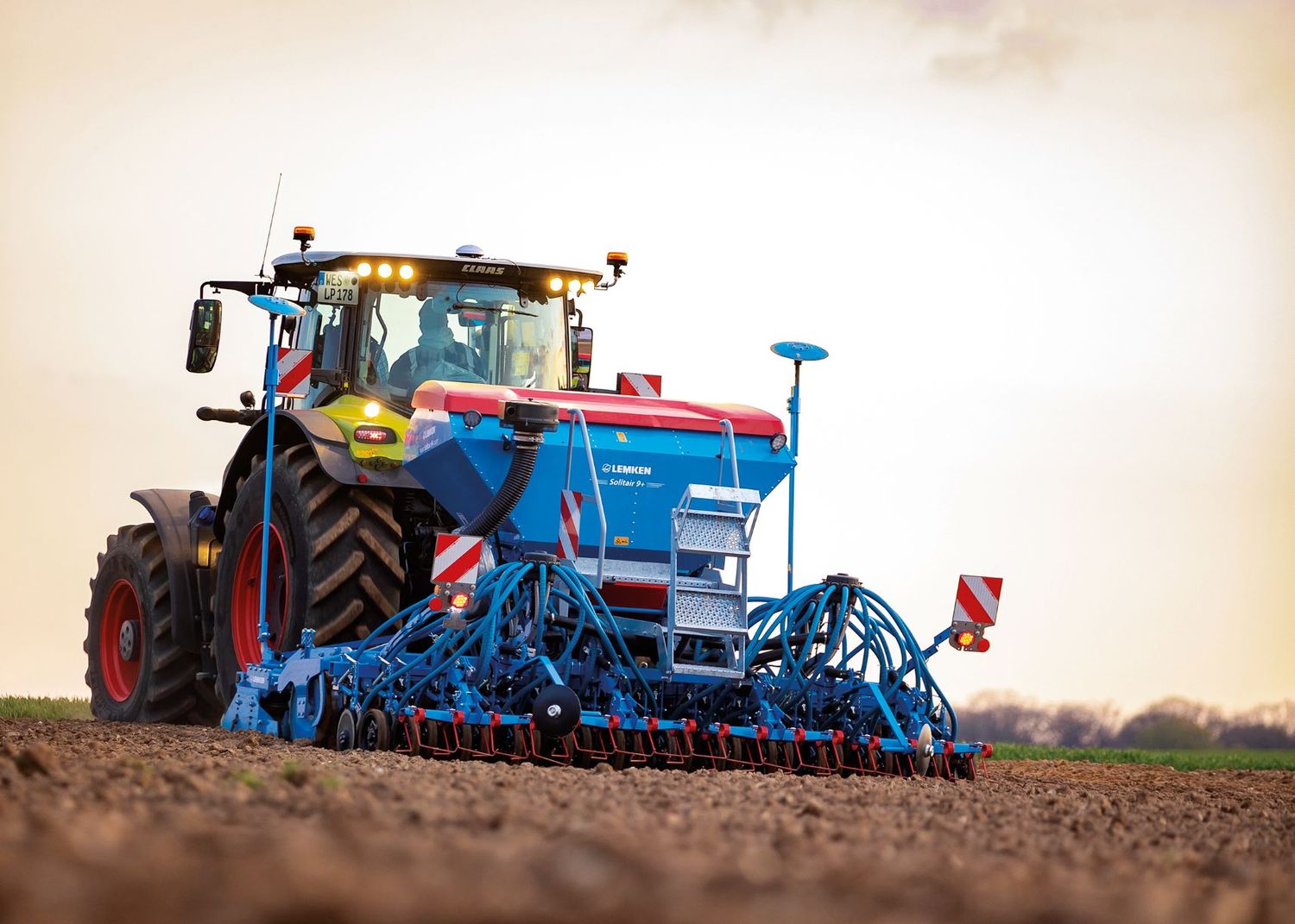 Die neue Solitair 9+ Duo von Lemken mit Saatgut- und
Düngerausbringung.