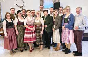 Viele Bäuerinnen stehen nebeneinander