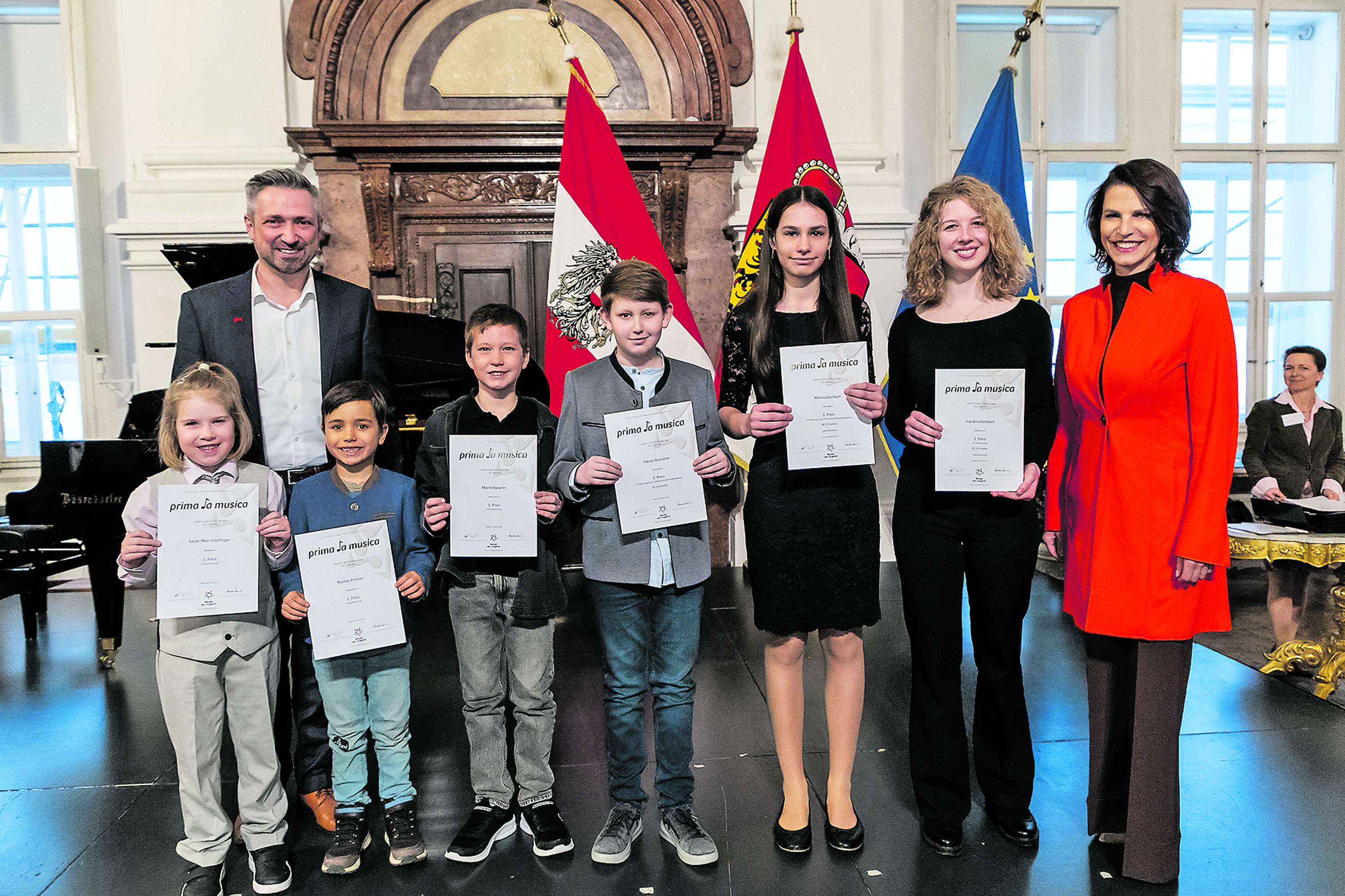 Landeshauptfrau Karoline Edtstadler mit musikum-Landesdirektor Thomas Aichhorn und den Preisträgern in der Kategorie Akkordeon.