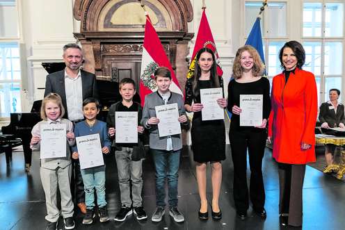 Landeshauptfrau Karoline Edtstadler mit musikum-Landesdirektor Thomas Aichhorn und den Preisträgern in der Kategorie Akkordeon.