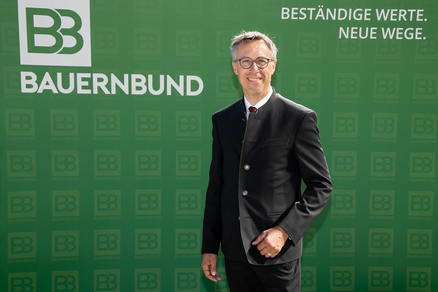 Der in seinen Funktionen bestätigte Bauernbund-Präsident Georg Strasser zeigt sich erfreut über das überwältigende Wahlergebnis.
FOTO: Bauernbund/Harald Klemm