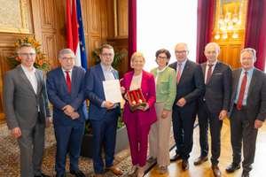 Gratulantenschar mit Ministerin und vielen Josephiner-Kollegen.