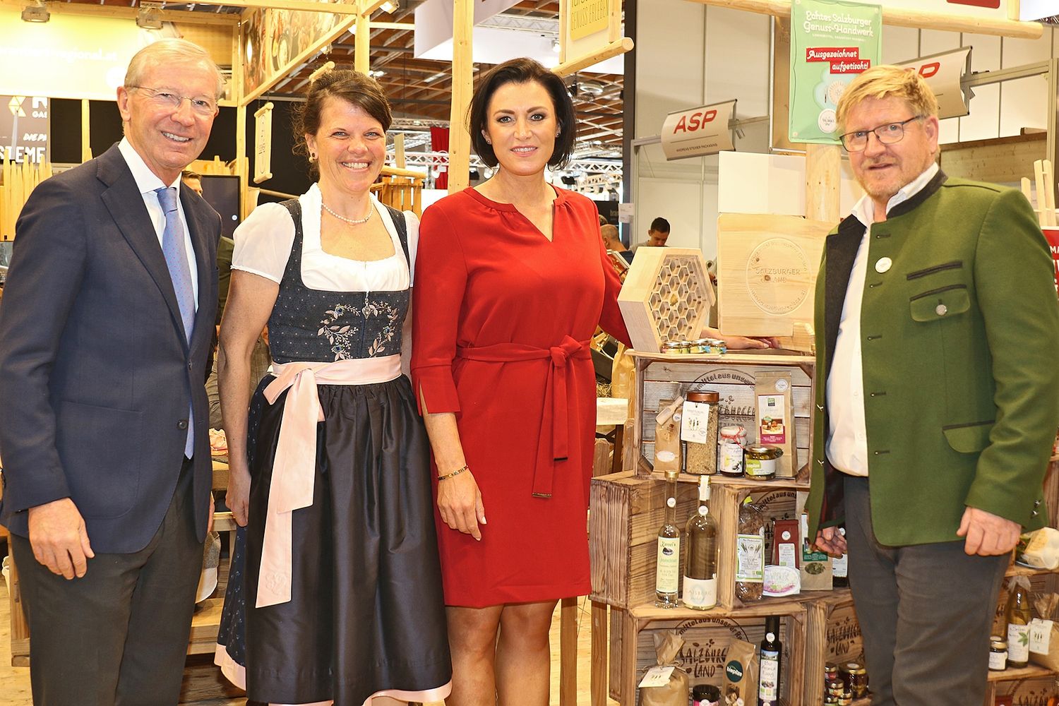 Günther Kronberger (r.) und Gertraud Schober (2.v.l) vom Salzburger Agrar Marketing präsentierten Elisabeth Köstinger und Wilfried Haslauer die Vielfalt der Salzburger Landwirtschaft zertifiziert und der Genuss- und Qualitätsmarke „SalzburgerLand Herkunftszertifikat“.