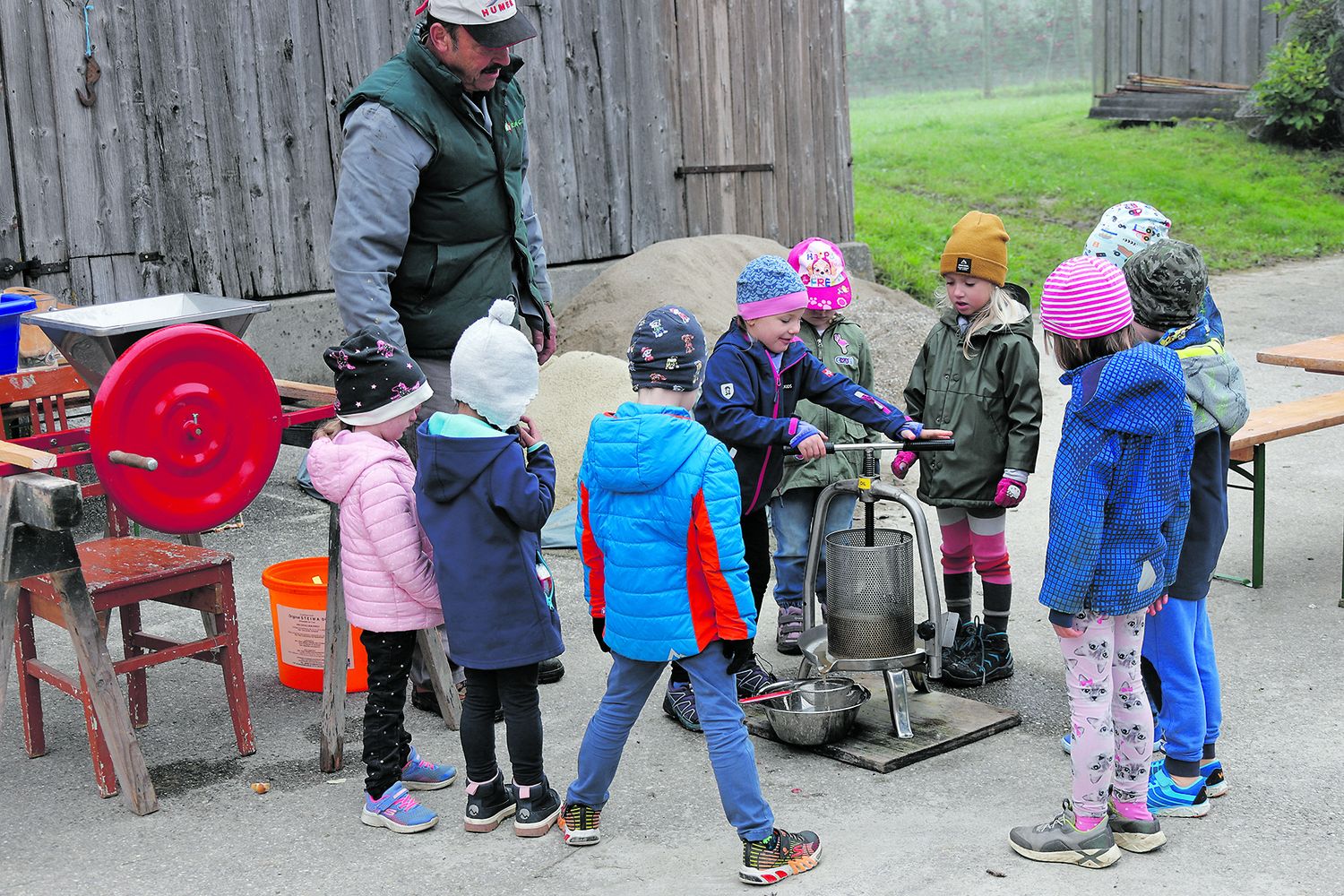 Teilnehmende Betriebe können unterschiedliche Gruppen auf den Hof einladen, um den eigenen Betrieb zu präsentieren und dabei das Bewusstsein für die regionale Landwirtschaft zu fördern.