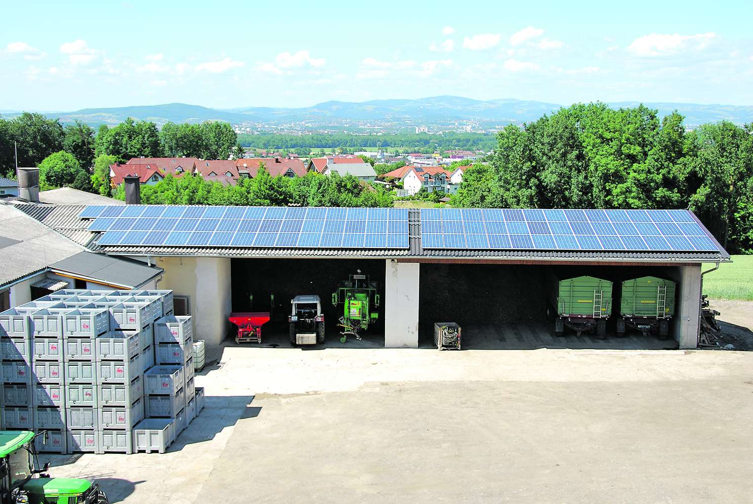 PV-Anlage auf dem Dach einer Maschinenhalle.