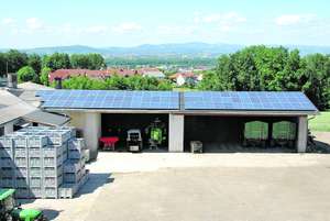PV-Anlage auf dem Dach einer Maschinenhalle.