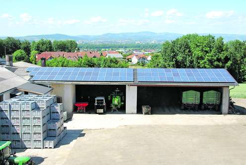PV-Anlage auf dem Dach einer Maschinenhalle.