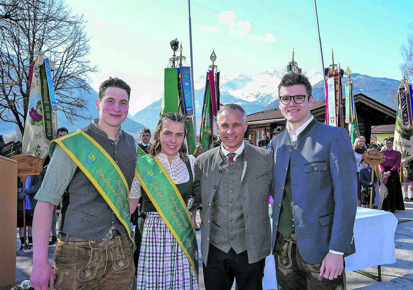 LR Maximilian Aigner mit Simon Altenberger, Lisa Wallner (beide LJ Uttendorf) und Bgm. Hannes Lerchbaumer.