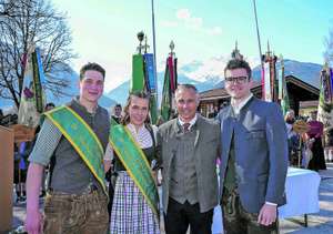 LR Maximilian Aigner mit Simon Altenberger, Lisa Wallner (beide LJ Uttendorf) und Bgm. Hannes Lerchbaumer.