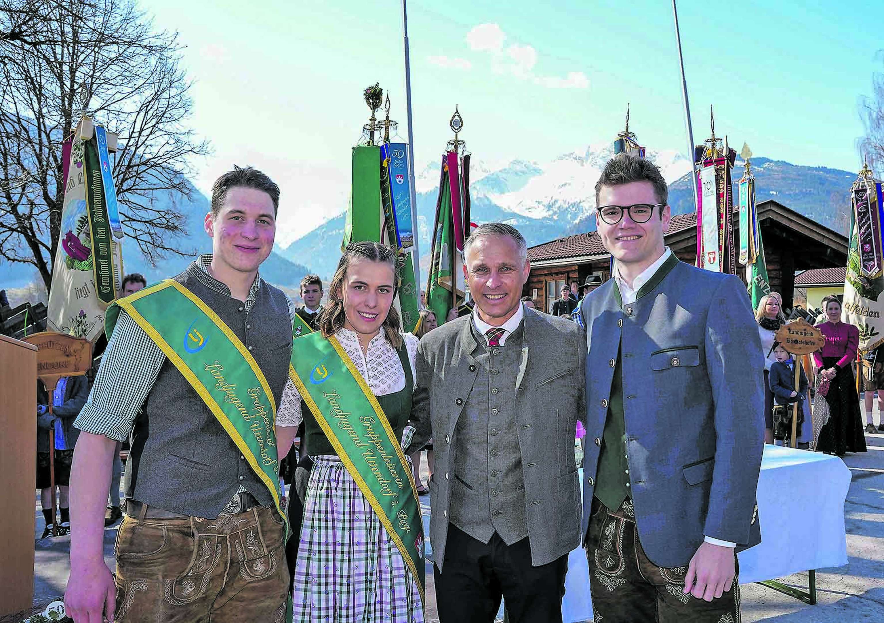 LR Maximilian Aigner mit Simon Altenberger, Lisa Wallner (beide LJ Uttendorf) und Bgm. Hannes Lerchbaumer.