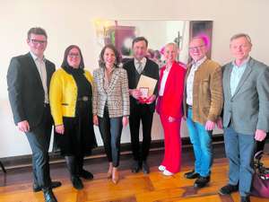 Die Abgeordneten des Bauernbundes gratulierten Hans Schnitzhofer zur Verleihung des Goldenen Verdienstzeichens des Landes Salzburg.