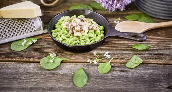 Bärlauchspätzle mit Hühnerbrust-Pilzsauce