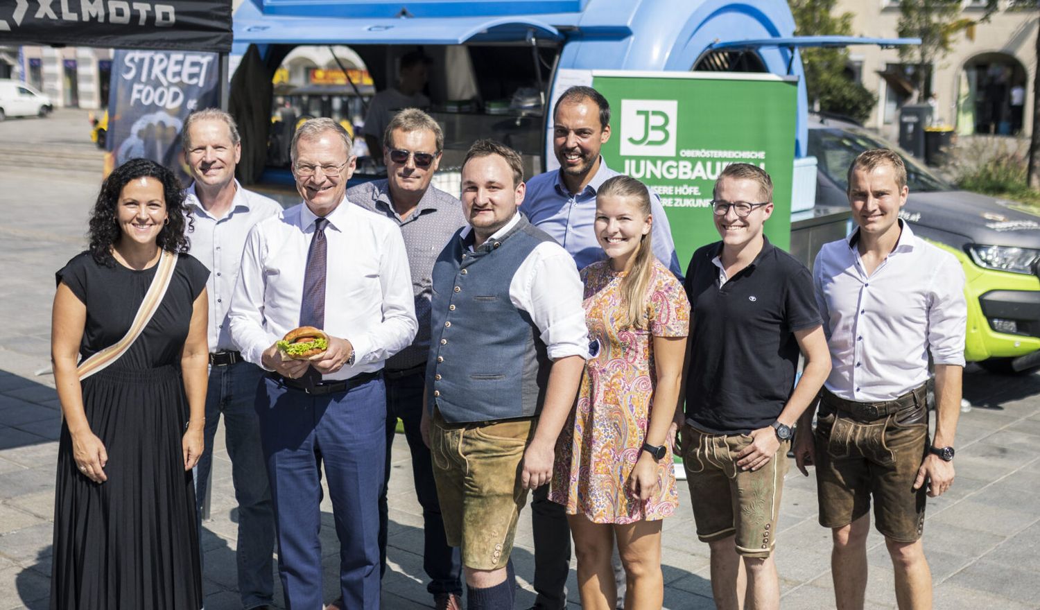 Vor dem Foodtruck der Jungbauern: Helena Kirchmayr, Wolfgang Wallner, Thomas Stelzer, Johannes Gruber, Christian Lang, Klaus Lindinger, Marlene Neuwirth, Michael Holzleitner und David Keplinger (v.l.)