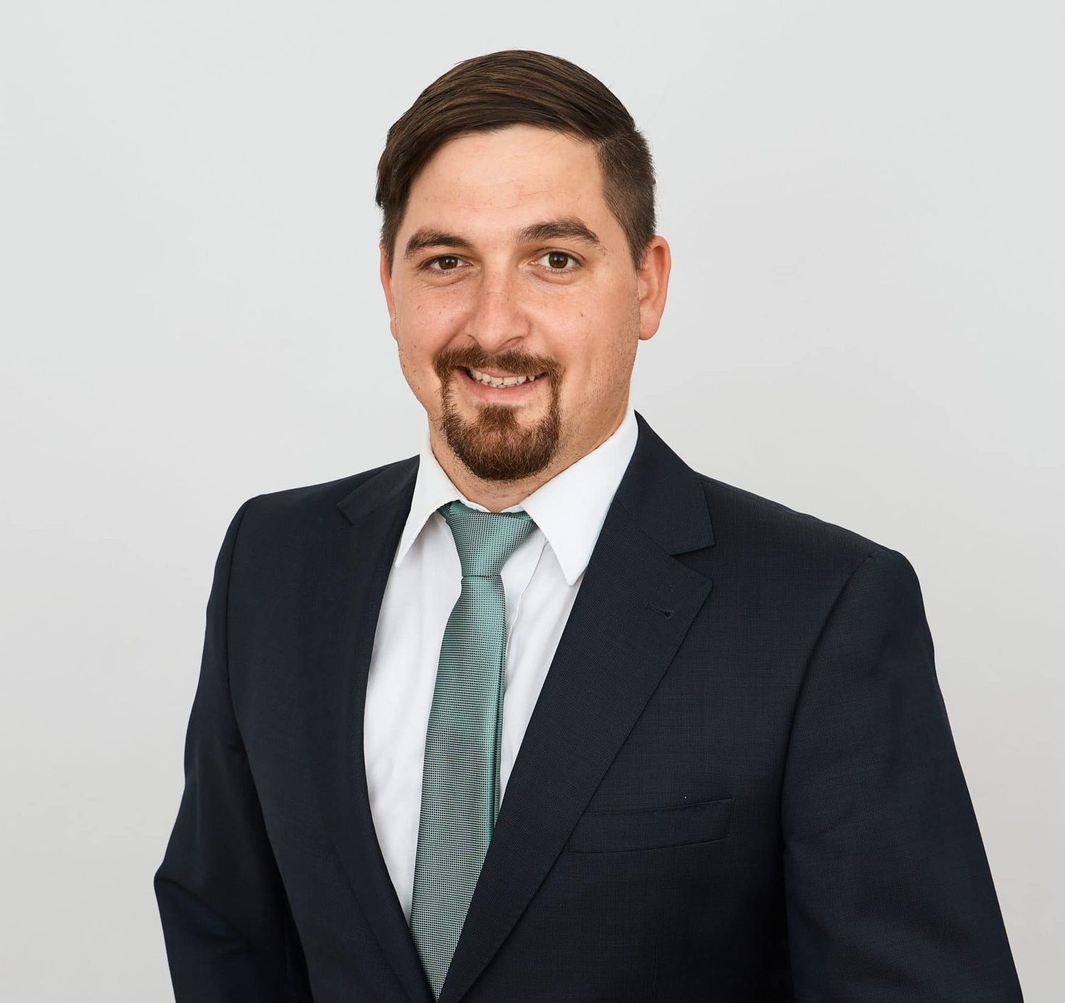 Seit 2014 ist der Abtenauer Matthias Hedeg­ger bei der Hagelversicherung. Zuvor hat er Agrar- und Um- weltpädagogik studiert und an der Fachschule Winkl- hof unterrichtet. Der 30-Jährige Jungbauer ist verheiratet und Vater einer Tochter.