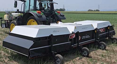 Die ARA-Spritze mit drei Modulen mit je zwei Metern Breite und zwei Fronttanks im Feldeinsatz