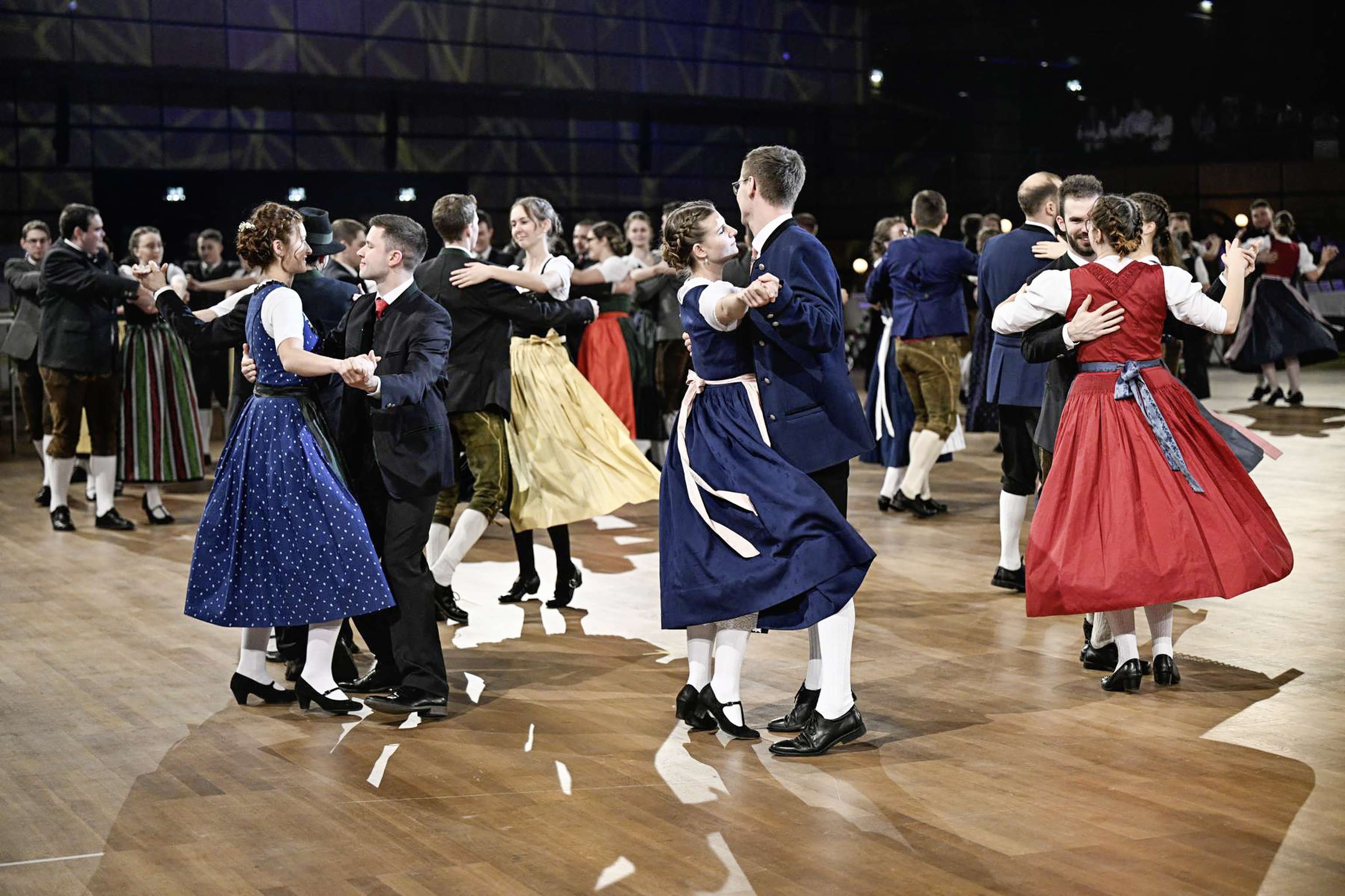 Tanzende Ballgäste beim BB-Ball