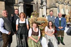 Erntekrone vor dem Dom