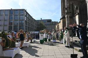 Der Bischof vor dem Mariendom.