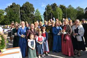 Goldhaubenfrauen und Mädchen vor dem Dom.