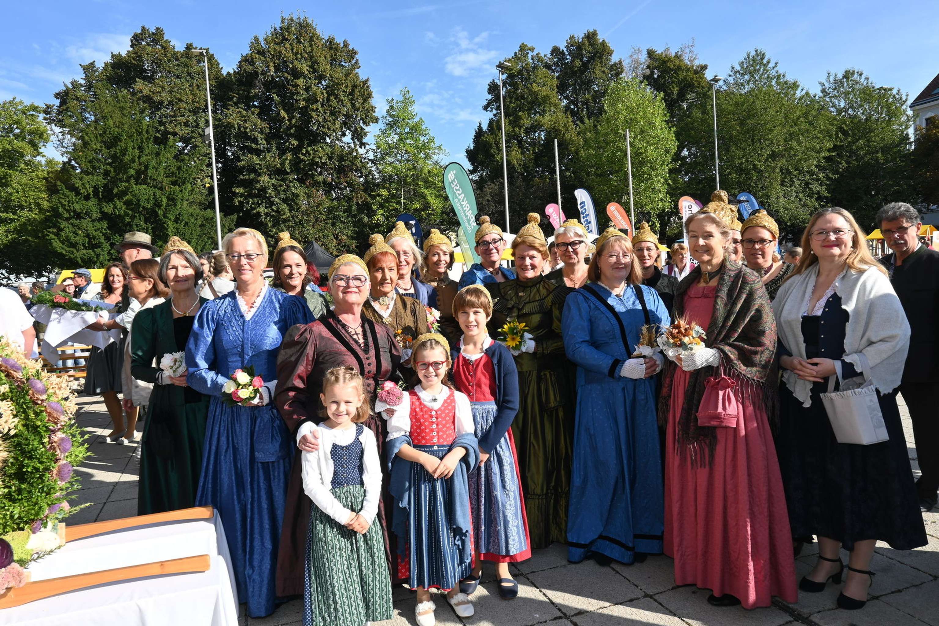 Goldhaubenfrauen und Mädchen vor dem Dom.
