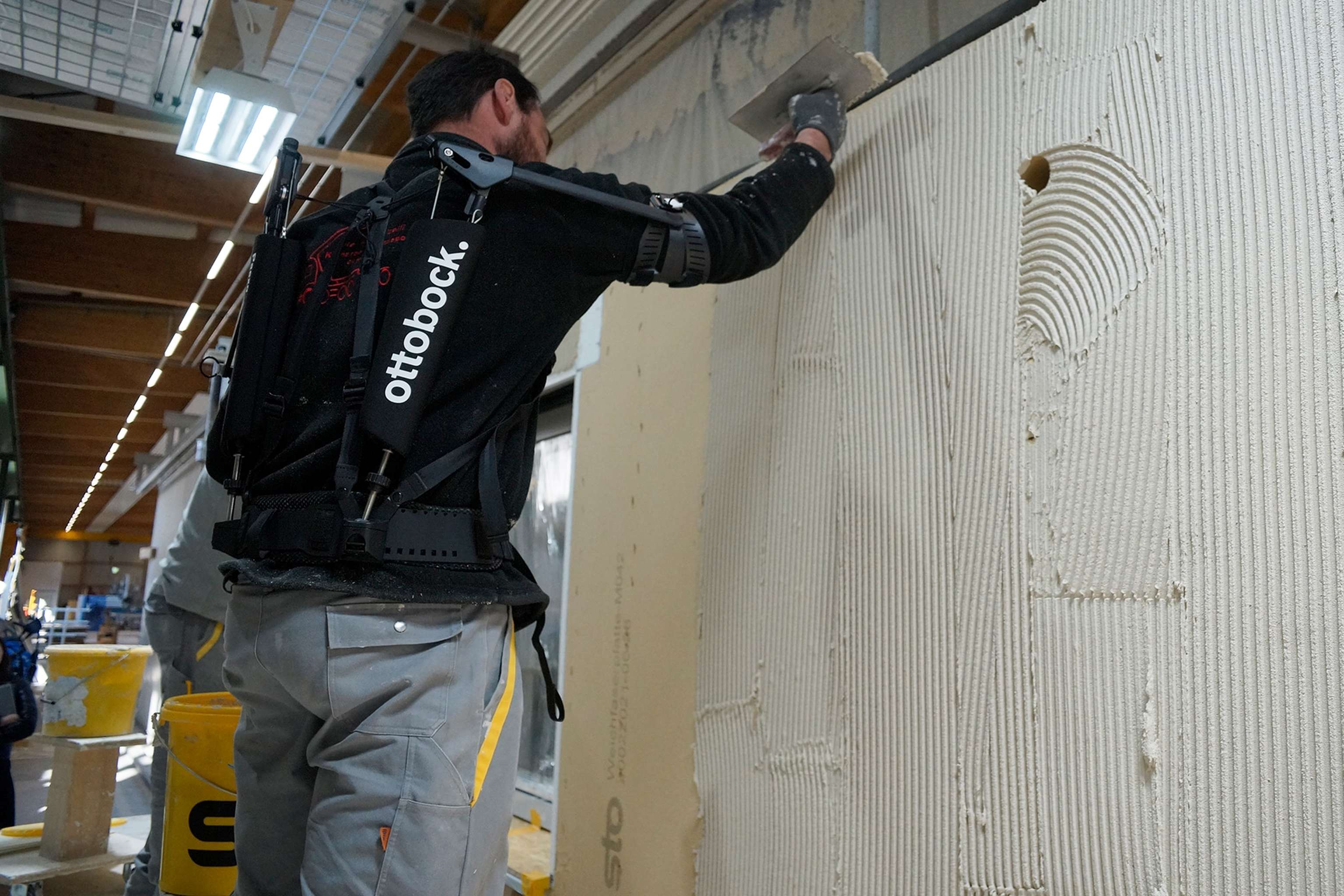 Exoskelette Mitarbeiter Wolf Systembau1