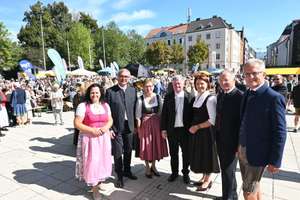 Johanna Haider, Franz Waldenberger, Rosemarie Ferstl, Bischof Manfred Scheuer, Michaela Langer-Weninger, Thomas Stelzer und Karl Dietachmair.