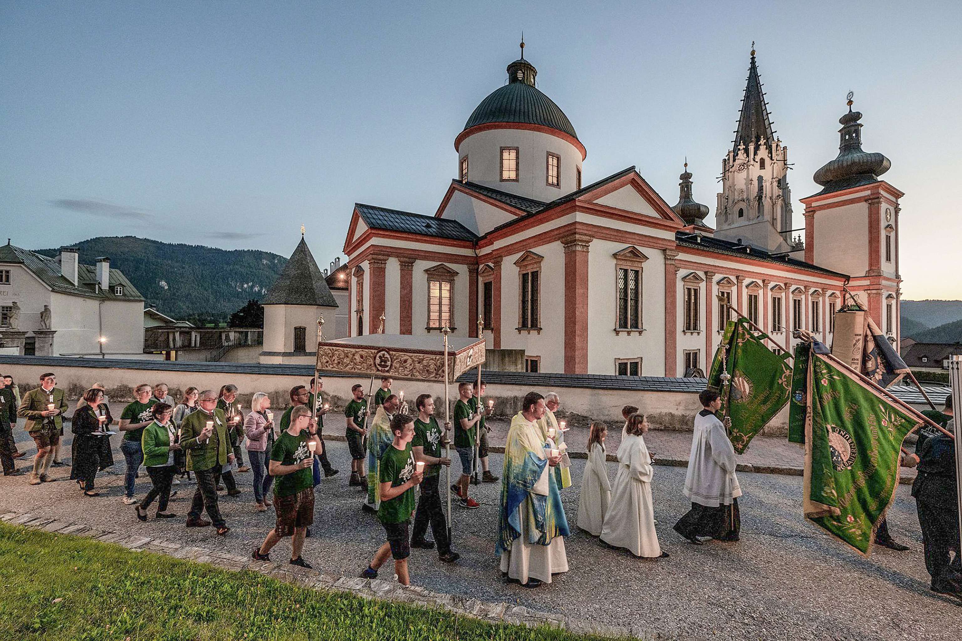 Lichterprozession Wallfahrt vor der Basilika in Mariazell