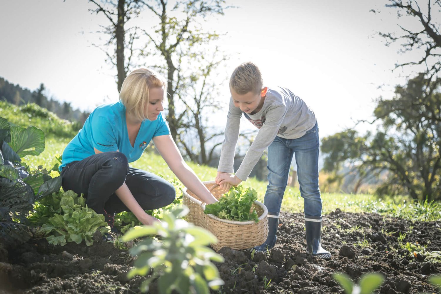 Die Bäuerinnen und Bauern bieten spannende Betriebsbesuche an, bei denen sie Kindern und Jugendlichen zeigen, wie bäuerliche Produkte hergestellt werden.