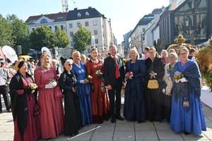 Eine Gruppe von Goldhaubenfrauen mit Landeshauptmann Thomas Stelzer am Linzer Domplatz.