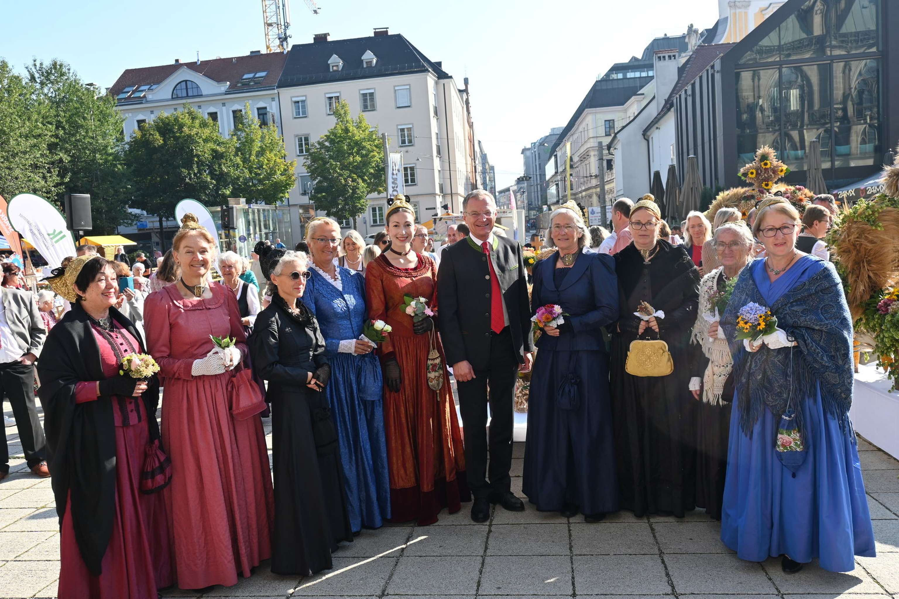 Eine Gruppe von Goldhaubenfrauen mit Landeshauptmann Thomas Stelzer am Linzer Domplatz.
