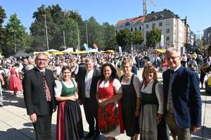 Organisatoren mit Bischof Manfred Scheuer, im Hintergrund der mit Menschen gefüllte Linzer Domplatz.
