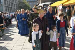 Einzug der Goldhaubenfrauen in den Dom.