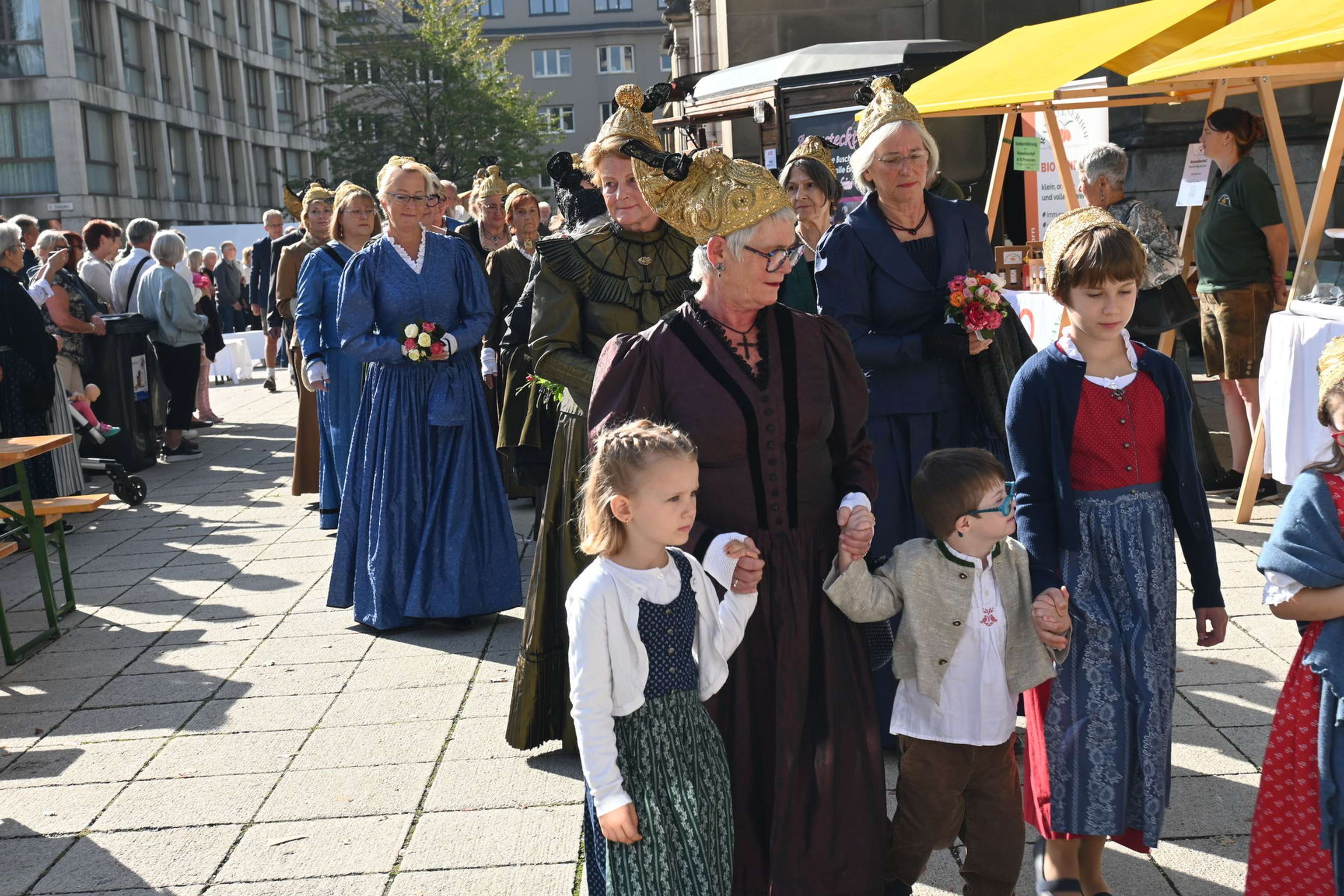 Einzug der Goldhaubenfrauen in den Dom.