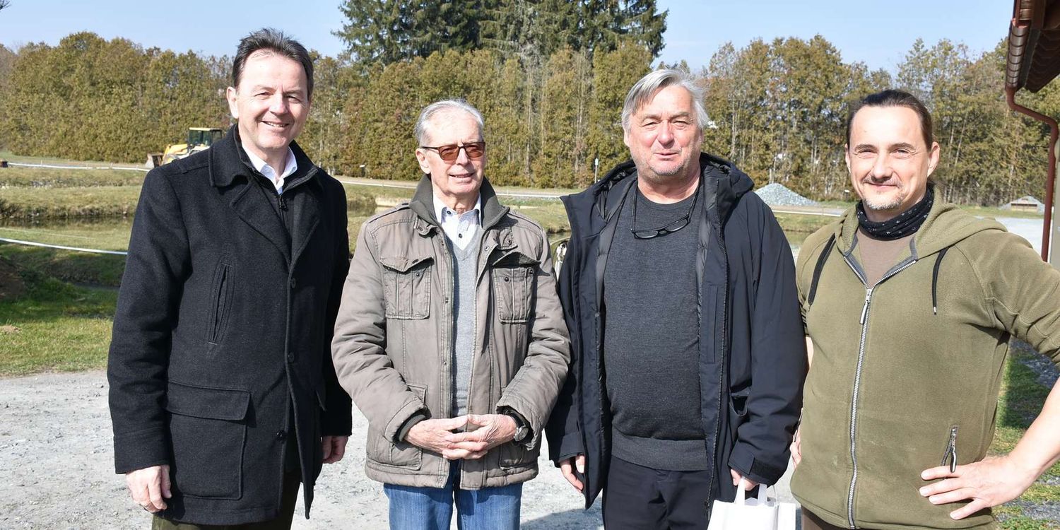 LK-Präsident Berlakovich mit Seniorchef Hoffmann, Juniorchef Schneller und Kabarettist Vitasek (2. v. r.).