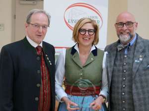 Christiane Mösl mit „Käsesommelier Österreich“-Obmann Johannes Einzenberger (l.) und dessen Stellvertreter Harald Weidacher