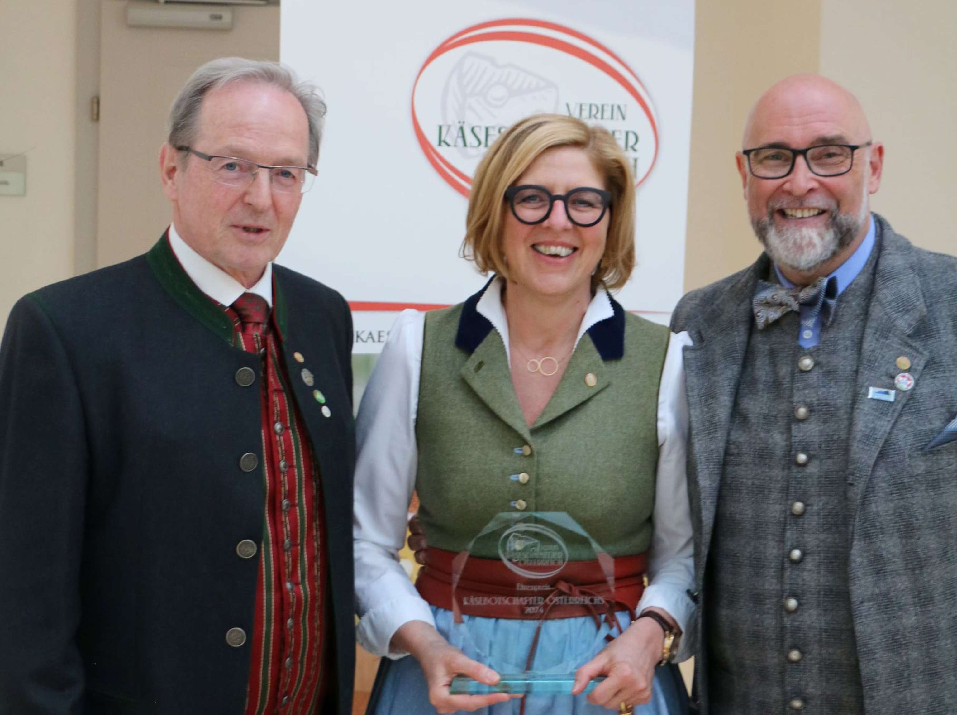 Christiane Mösl mit „Käsesommelier Österreich“-Obmann Johannes Einzenberger (l.) und dessen Stellvertreter Harald Weidacher