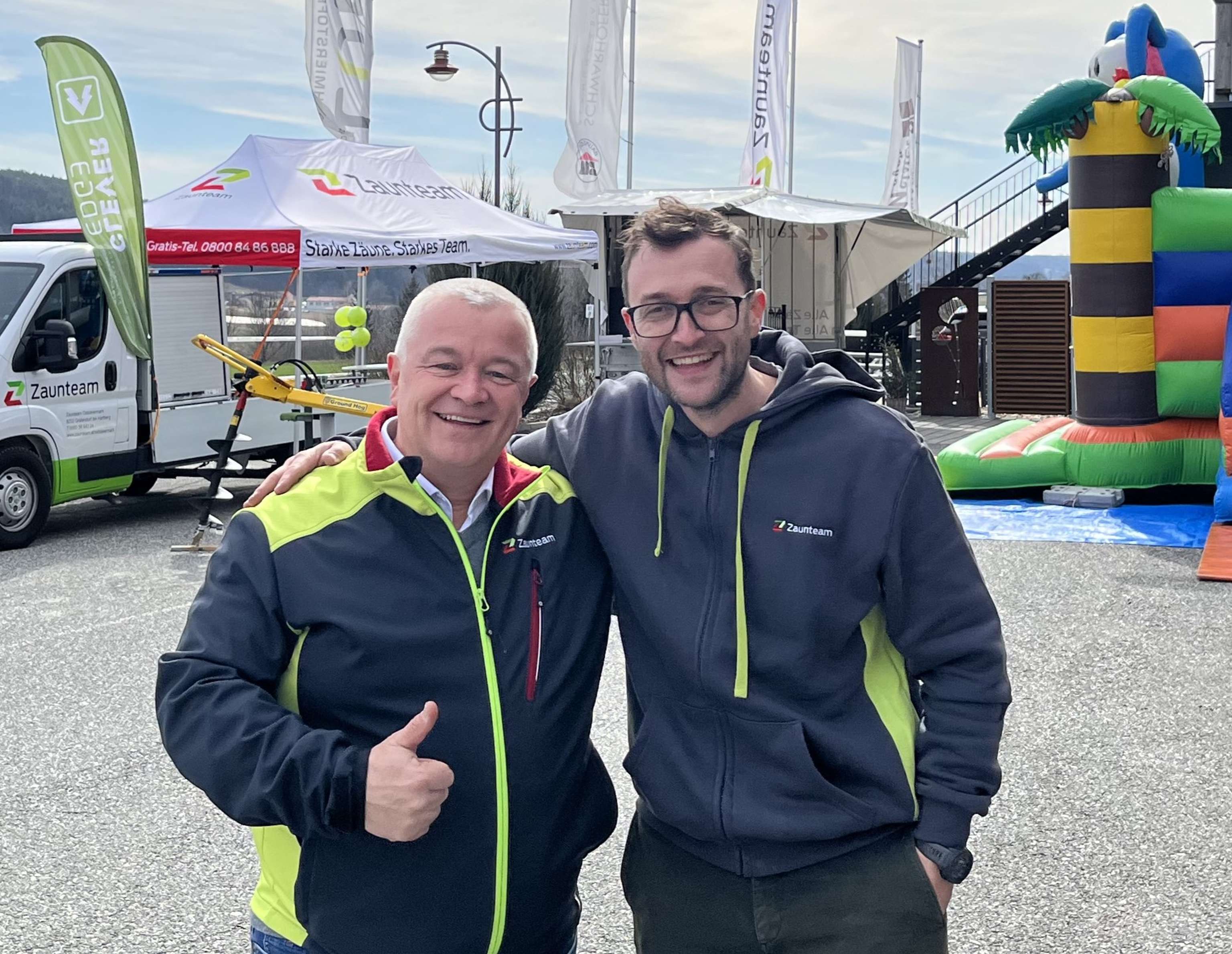 Franchisemanager Stefan Geier (li.) begleitet Christoph Kurz.