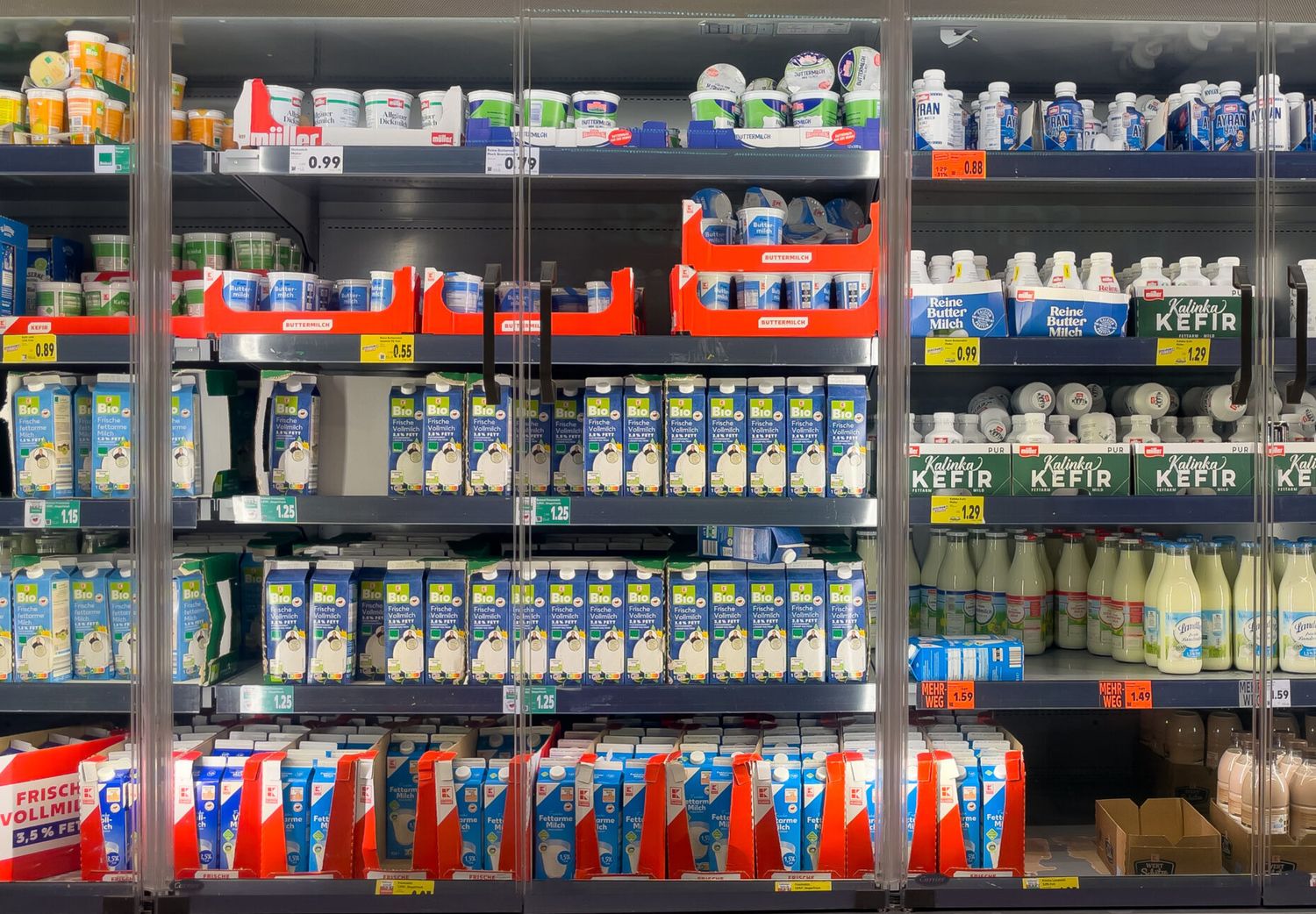 Deutschlands Handel macht auch im Milchregal Druck in Sachen Tierwohl. Österreich reagiert.