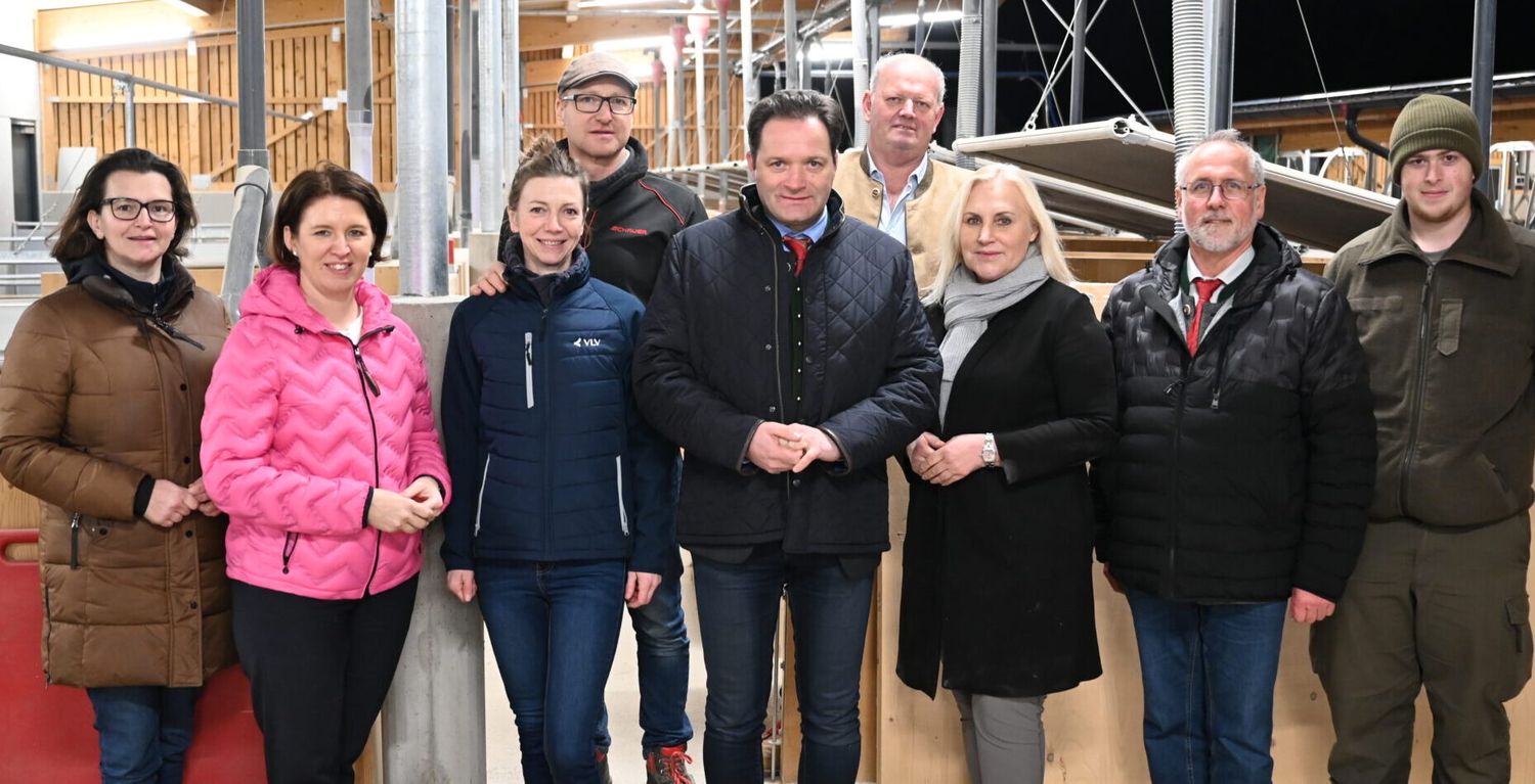 Totschnig (m.), Langer-Weninger (2.v.l.) und Winzig (3.v.r.) in Vöcklabruck