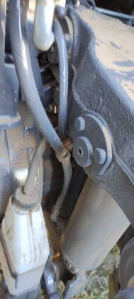 Schlauch schleift bei jeder Bewegung des Heckhubarms