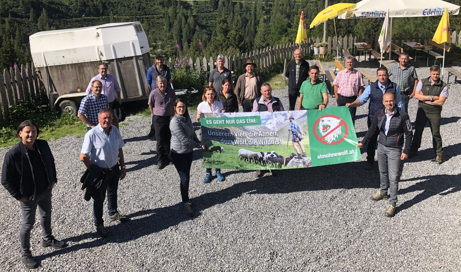 Der Verein almohnewolf.at versammelte Politiker der EU-, Bundes- und Landesebene beim Lokalaugenschein auf der Versing Alm in See.