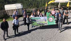Der Verein almohnewolf.at versammelte Politiker der EU-, Bundes- und Landesebene beim Lokalaugenschein auf der Versing Alm in See.